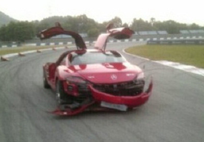 Chiếc Mercedes-Benz SLS AMG với phần đuôi bị chiếc C63 AMG “cày” nát. Chiếc Mercedes-Benz SLS AMG với phần đuôi bị chiếc C63 AMG “cày” nát.