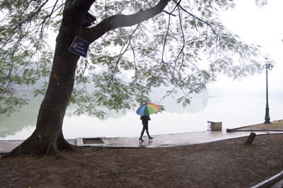 Những ngày gần đây, Hà Nội và các tỉnh miền Bắc luôn duy trì trạng thái độ ẩm trong không khí cao khiến nền nhà ẩm thấp, ướt át rất khó chịu. (Ảnh minh họa) Những ngày gần đây, Hà Nội và các tỉnh miền Bắc luôn duy trì trạng thái độ ẩm trong không khí cao khiến nền nhà ẩm thấp, ướt át rất khó chịu. (Ảnh minh họa)