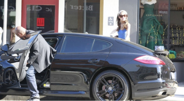 Forest Whitaker bên "đốm đen" Porsche Panamera mới cáu cạnh. Forest Whitaker bên "đốm đen" Porsche Panamera mới cáu cạnh.