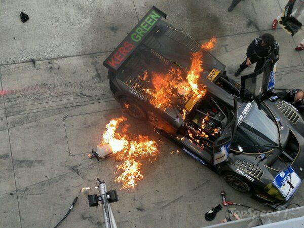 Ferrari P4 / 5 Competizione bốc cháy dữ dội sau khi hoàn thành chặng đua. Ferrari P4 / 5 Competizione bốc cháy dữ dội sau khi hoàn thành chặng đua.