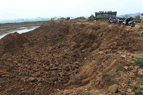 Cả nghìn khối đất bị đào bới tại nghĩa trang Vỉ Tiền (xã Hải Bối, huyện Đông Anh) khiến ít nhất 3 ngôi mộ nhà ông Duệ không cánh mà bay nhưng chính quyền xã không biết ai đưa máy xúc vào nghĩa trang.