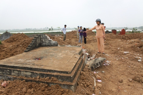 Phần mộ của gia đình ông Lan bị máy xúc va phải làm vỡ bia, sụt vỡ thân mộ.