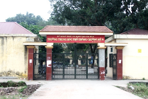 Trường THPT Chương Mỹ B, nơi Trang và Hường cùng các nữ sinh tham gia đánh bạn đang theo học. Trường THPT Chương Mỹ B, nơi Trang và Hường cùng các nữ sinh tham gia đánh bạn đang theo học.