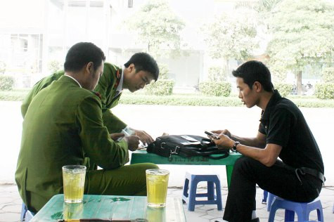 Phóng viên Nam Phong bàn giao tài sản của nạn nhân cho cơ quan công an. Phóng viên Nam Phong bàn giao tài sản của nạn nhân cho cơ quan công an.