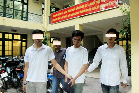 Đối tượng Vũ (giữa) được các chiến sỹ CS dẫn giải về trại tạm giam.