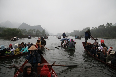 Những chiếc thuyền nối đuôi nhau đưa khách về dự hội...