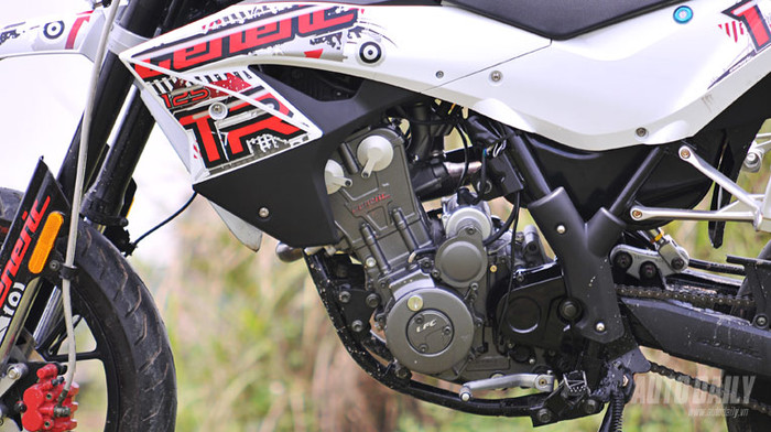 Xe có kích thước lốp trước 100/80-17, lốp sau có kích thước 130/80-17. Bánh trước và sau đều sử dụng phanh đĩa. Generic TR 125 SM có trọng lượng khô 121 kg, chiều dài cơ sở 1.410mm, dung tích bình nhiên liệu 7.5 lít. Xe có kích thước lốp trước 100/80-17, lốp sau có kích thước 130/80-17. Bánh trước và sau đều sử dụng phanh đĩa. Generic TR 125 SM có trọng lượng khô 121 kg, chiều dài cơ sở 1.410mm, dung tích bình nhiên liệu 7.5 lít.