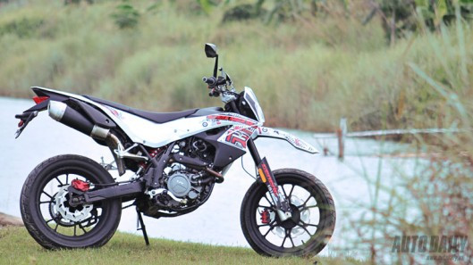 Trên những đoạn đường gồ ghề, dốc hay địa hình đất, đá, chiếc xe làm tốt vai trò offroad của mình. Tuy nhiên, đây là chiếc xe hướng tới việc đi lại linh hoạt trên phố nên nó trở nên quá sức nếu ai đó muốn dùng chiếc xe nặng 121 kg để vượt qua những địa hình khó hoặc biểu diễn một vài động tác theo kiểu cào cào tricker. Trên những đoạn đường gồ ghề, dốc hay địa hình đất, đá, chiếc xe làm tốt vai trò offroad của mình. Tuy nhiên, đây là chiếc xe hướng tới việc đi lại linh hoạt trên phố nên nó trở nên quá sức nếu ai đó muốn dùng chiếc xe nặng 121 kg để vượt qua những địa hình khó hoặc biểu diễn một vài động tác theo kiểu cào cào tricker.