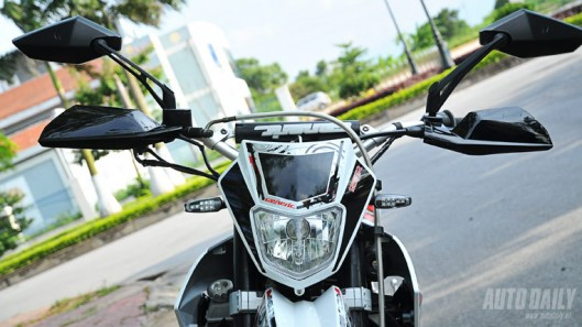 Generic TR125 SM có thiết kế khá đơn giản. Cả cụm đèn phía trước và đèn hậu phía sau đều có kích thước nhỏ nhắn nhưng có khả năng chiếu sáng cao. Đèn xi-nhan có tiết diện nhỏ nhưng vẫn gây được sự chú ý nhờ các bóng đèn LED. Đồng hồ côngtơmét điện tử không quá phức tạp với một cột đo vòng tua máy, một cột đo mức nhiên liệu cùng chỉ số vận tốc ở chính giữa. Generic TR125 SM có thiết kế khá đơn giản. Cả cụm đèn phía trước và đèn hậu phía sau đều có kích thước nhỏ nhắn nhưng có khả năng chiếu sáng cao. Đèn xi-nhan có tiết diện nhỏ nhưng vẫn gây được sự chú ý nhờ các bóng đèn LED. Đồng hồ côngtơmét điện tử không quá phức tạp với một cột đo vòng tua máy, một cột đo mức nhiên liệu cùng chỉ số vận tốc ở chính giữa.