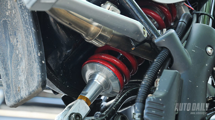 Chiếc xe được trang bị hệ thống giảm xóc đặc trưng của dòng xe cào cào. Giảm xóc trước có hành trình lớn, giảm xóc sau dạng monosock khiến chiếc xe có thể dễ dàng “leo” lên những bậc hè cao trong phố Chiếc xe được trang bị hệ thống giảm xóc đặc trưng của dòng xe cào cào. Giảm xóc trước có hành trình lớn, giảm xóc sau dạng monosock khiến chiếc xe có thể dễ dàng “leo” lên những bậc hè cao trong phố