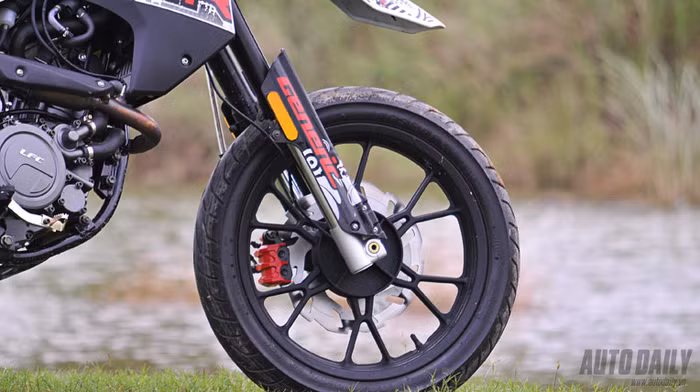 Xe sử dụng động cơ 4 thì, xi-lanh đơn, 125cc, 4 vale làm mát bằng dung dịch. TR 125 SM được trang bị hệ thống phun xăng điện tử đem lại mức tiêu hao nhiên liệu thấp. Xe sử dụng động cơ 4 thì, xi-lanh đơn, 125cc, 4 vale làm mát bằng dung dịch. TR 125 SM được trang bị hệ thống phun xăng điện tử đem lại mức tiêu hao nhiên liệu thấp.