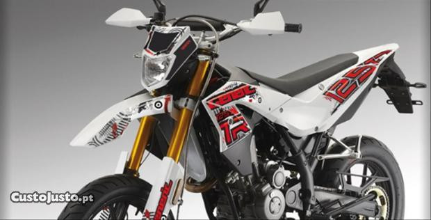 Khác với những chiếc cào cào phổ thông, chiếc Generic TR125 SM có kiểu dáng khá thanh lịch, đúng kiểu “cào cào phố” với lốp không gai. Khoảng sáng gầm xe cũng ở mức vừa phải chứ không quá “lêu khêu” như dòng xe cào cào đặc chủng. Khác với những chiếc cào cào phổ thông, chiếc Generic TR125 SM có kiểu dáng khá thanh lịch, đúng kiểu “cào cào phố” với lốp không gai. Khoảng sáng gầm xe cũng ở mức vừa phải chứ không quá “lêu khêu” như dòng xe cào cào đặc chủng.