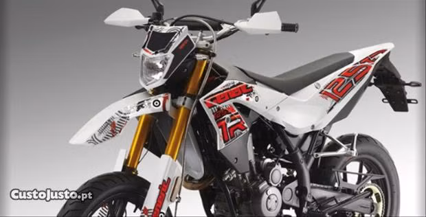 Khác với những chiếc cào cào phổ thông, chiếc Generic TR125 SM có kiểu dáng khá thanh lịch, đúng kiểu “cào cào phố” với lốp không gai. Khoảng sáng gầm xe cũng ở mức vừa phải chứ không quá “lêu khêu” như dòng xe cào cào đặc chủng. Khác với những chiếc cào cào phổ thông, chiếc Generic TR125 SM có kiểu dáng khá thanh lịch, đúng kiểu “cào cào phố” với lốp không gai. Khoảng sáng gầm xe cũng ở mức vừa phải chứ không quá “lêu khêu” như dòng xe cào cào đặc chủng.