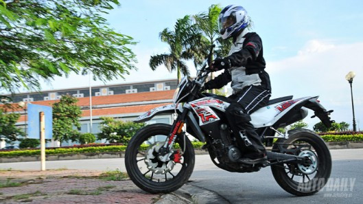 70 triệu đồng là một mức giá phù hợp với rất nhiều đối tượng đang có ý định sở hữu một chiếc xe cào cào. Để đánh giá được độ bền của chiếc xe, dĩ nhiên, cần có thời gian. Dẫu vậy, trước mắt, cái được của người tiêu dùng chính là đã có thêm một lựa chọn vừa hợp túi tiền, vừa thỏa đam mê và phong cách. 70 triệu đồng là một mức giá phù hợp với rất nhiều đối tượng đang có ý định sở hữu một chiếc xe cào cào. Để đánh giá được độ bền của chiếc xe, dĩ nhiên, cần có thời gian. Dẫu vậy, trước mắt, cái được của người tiêu dùng chính là đã có thêm một lựa chọn vừa hợp túi tiền, vừa thỏa đam mê và phong cách.