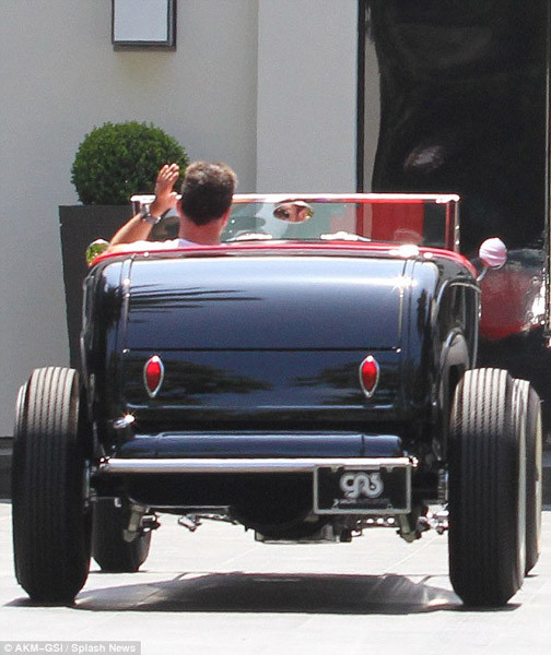 Simon Cowell không gặp bất kỳ khó khăn nào khi điều khiển chiếc hot rod cổ.