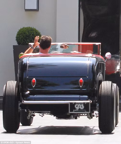 Simon Cowell không gặp bất kỳ khó khăn nào khi điều khiển chiếc hot rod cổ.