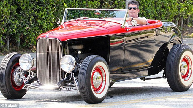 Simon Cowell ngồi sau vô lăng chiếc hot rod cổ.