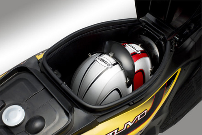 Ngăn chứa đồ rộng có thể chứa được gai mũ bảo hiểm nửa đầu.