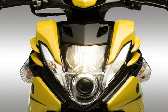 Sau thời gian dài giữ kín, cuối cùng Yamaha Việt Nam cũng công bố Nouvo mới, với những cải tiến toàn bộ từ thiết kế tới động cơ. Yamaha có thế mạnh ở thiết kế hơn so với Honda nên Nouvo đặc biệt hấp dẫn giới trẻ. Đèn pha đơn phía trước sử dụng thấu kính như trên xe hơi. Những chi tiết khí động học giúp Nouvo hầm hố.