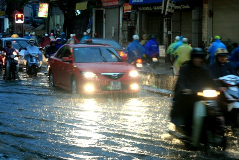 Chiều và tối, Hà Nội có mưa rào và dông vài nơi. (Ảnh NP)