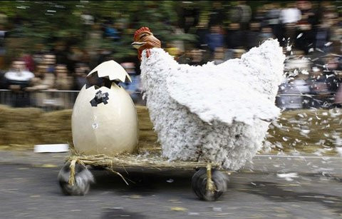 Hàng trăm người hâm mộ môn thể thao tốc độ đã xếp hàng dài trên đường phố Warsaw (Ba Lan) để ngắm nhìn những chiếc xe kỳ lạ và độc đáo. Hàng trăm người hâm mộ môn thể thao tốc độ đã xếp hàng dài trên đường phố Warsaw (Ba Lan) để ngắm nhìn những chiếc xe kỳ lạ và độc đáo.