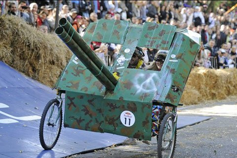 Những chiếc xe sáng tạo khác có thể đề cập đến như: một con gà khổng lồ với bộ đôi quả trứng, một chiếc xe tăng quân đội theo phong cách pháo binh và một tay đua trong một chiếc xuồng máy lấy cảm hứng từ bộ phim Baywatch. Những chiếc xe sáng tạo khác có thể đề cập đến như: một con gà khổng lồ với bộ đôi quả trứng, một chiếc xe tăng quân đội theo phong cách pháo binh và một tay đua trong một chiếc xuồng máy lấy cảm hứng từ bộ phim Baywatch.