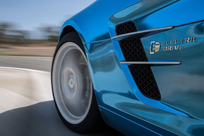 Khách hàng có thể tới các đại lý của Mercedes-Benz để đặt mua siêu xe SLS AMG Coupe Electric Drive ngay từ bây giờ. Những khách hàng may mắn đầu tiên sẽ nhận được xe vào tháng 7 năm 2013 Khách hàng có thể tới các đại lý của Mercedes-Benz để đặt mua siêu xe SLS AMG Coupe Electric Drive ngay từ bây giờ. Những khách hàng may mắn đầu tiên sẽ nhận được xe vào tháng 7 năm 2013