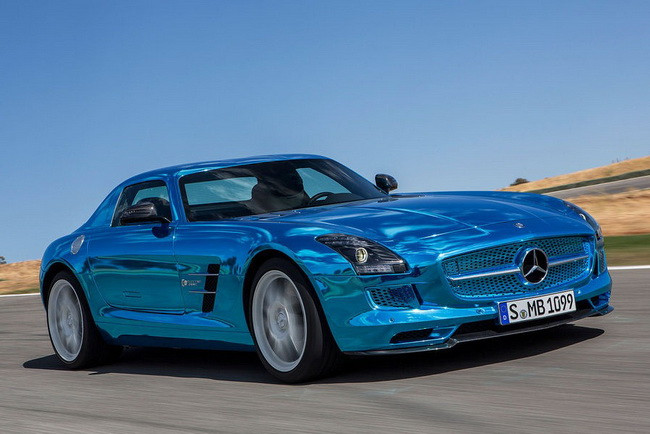 Theo Mercedes-Benz, hệ thống động cơ điện trên SLS AMG Coupe Electric Drive giúp siêu xe điện này có thể tăng tốc tới 100 km/h chỉ trong 3,9 giây, tốc độ tối đa được giới hạn ở 250 km/h. Theo Mercedes-Benz, hệ thống động cơ điện trên SLS AMG Coupe Electric Drive giúp siêu xe điện này có thể tăng tốc tới 100 km/h chỉ trong 3,9 giây, tốc độ tối đa được giới hạn ở 250 km/h.