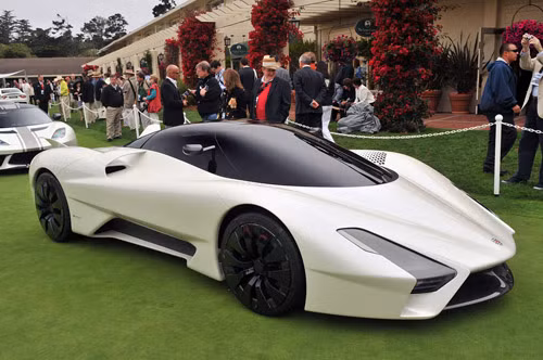 Được phát triển dựa trên nguyên mẫu của “đàn anh” Aero, SSC Tuatara hội tụ đầy đủ những tinh hoa của một siêu xe hàng đầu như thiết kế khung gầm liền khối bằng vật liệu sợi cacbon, các chi tiết tinh xảo và tối ưu hóa thiết kế khí động học. Nhờ đó, siêu xe này nặng chỉ khoảng xấp xỉ 1 tấn với những đường cong mềm mại nhưng vẫn mang những nét rắn rỏi, cá tính của những chiếc xe công thức 1.