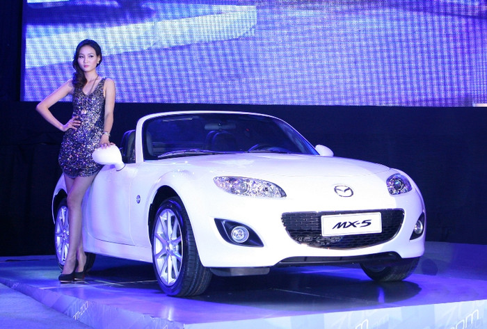 MX-5 tại Việt Nam mang thiết kế mui xếp cứng và sử dụng công nghệ chế tạo mới nhằm giảm trọng lượng xe so với thế hệ trước đây. Nội thất được bao phủ bởi chất liệu da cao cấp Recaro. Mẫu xe này được trang bị động cơ 4 xy-lanh dung tích 2.0 lít đạt công suất 158 mã lực và mô-men xoắn 190 Nm tại vòng tua 5.000 vòng/phút. MX-5 tại Việt Nam mang thiết kế mui xếp cứng và sử dụng công nghệ chế tạo mới nhằm giảm trọng lượng xe so với thế hệ trước đây. Nội thất được bao phủ bởi chất liệu da cao cấp Recaro. Mẫu xe này được trang bị động cơ 4 xy-lanh dung tích 2.0 lít đạt công suất 158 mã lực và mô-men xoắn 190 Nm tại vòng tua 5.000 vòng/phút.