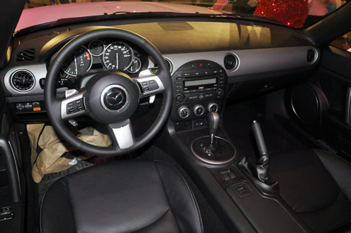 Nội thất bọc da, vô lăng 3 chấu. Nội thất bọc da, vô lăng 3 chấu.