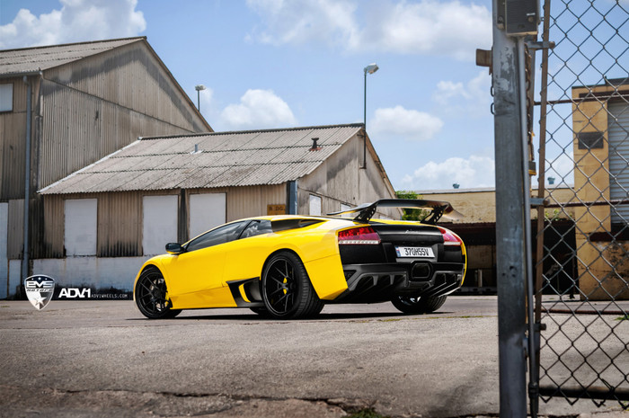 Bánh xe có kích thước 19 inch ở phí trước và 20 inch ở phía sau.