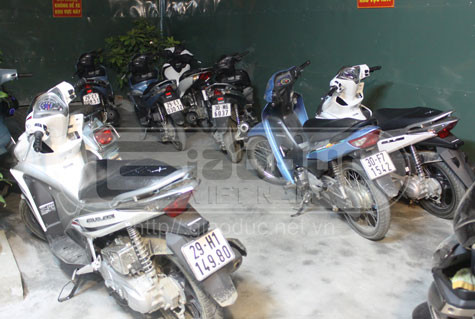 7 chiếc xe do các đối tượng tham gia ẩu đả bỏ lại hiện trường. 7 chiếc xe do các đối tượng tham gia ẩu đả bỏ lại hiện trường.