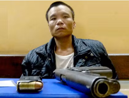 Đối tượng Tuấn cùng khẩu súng tại cơ quan CA.