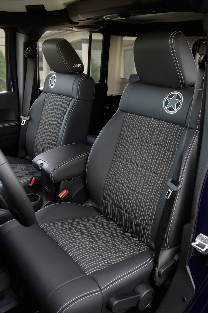 Trên mui, bên sườn và cả ghế ngồi của chiếc xe Wrangler phiên bản Freedom này được in hình ngôi sao quân đội, nội thất bọc da sang trọng.