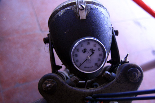 Phần ghi công-tơ-mét còn nguyên vẹn.