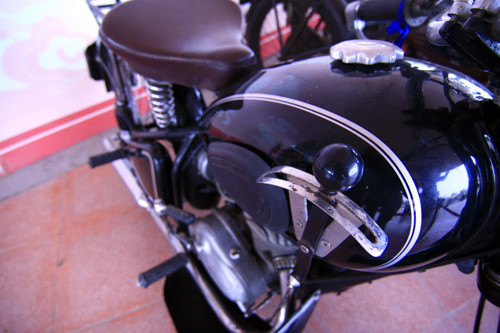 Hộp số tay 3 nấc gắn bên phải bình xăng giống chiếc Goyon