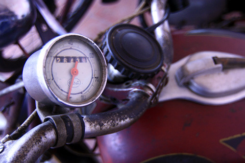 Đồng hồ hiển thị công tơ mét và phần khung tay lái.