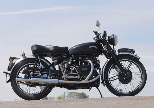 “Bóng ma” Black Shadow là sản phẩm của kỹ sư uy tín bậc nhất nước Anh của thập niên 50 là Phil Irving. Khi ra mắt, nó thực sự là một con "quái vật" đe dọa bất cứ dòng xe nào xuất hiện trên thị trường, nhờ khối động cơ V-Twin 50 độ dung tích 998cc, cho công suất khoảng 55 mã lực.