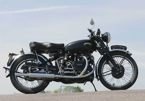 “Bóng ma” Black Shadow là sản phẩm của kỹ sư uy tín bậc nhất nước Anh của thập niên 50 là Phil Irving. Khi ra mắt, nó thực sự là một con "quái vật" đe dọa bất cứ dòng xe nào xuất hiện trên thị trường, nhờ khối động cơ V-Twin 50 độ dung tích 998cc, cho công suất khoảng 55 mã lực. “Bóng ma” Black Shadow là sản phẩm của kỹ sư uy tín bậc nhất nước Anh của thập niên 50 là Phil Irving. Khi ra mắt, nó thực sự là một con "quái vật" đe dọa bất cứ dòng xe nào xuất hiện trên thị trường, nhờ khối động cơ V-Twin 50 độ dung tích 998cc, cho công suất khoảng 55 mã lực.