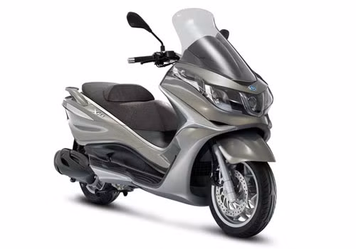 X10 cũng là sản phẩm mới tinh của tập đoàn Piaggio với ba lựa chọn động cơ 125cc, 350cc và 500cc. Chiếc xe này được thiết kế đậm chất touring với thiết kế "đầy đặn", cốp lớn, yên xe rộng và đệm lưng cho cảm giác thoải mái khi ngồi