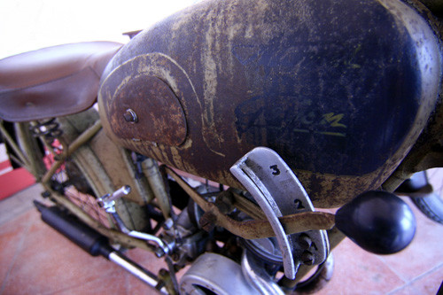 Chiếc xe Goyon có bộ phận sang số thiết kế khá lạ mắt, là hộp số tay 3 nấc gắn bên phải bình xăng như xe hơi và liên kết với động cơ chỉ bằng một dây xích truyền động.