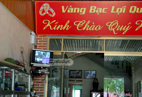 Anh Lợi đã cho lắp đặt hệ thống camera quan sát trong tiệm vàng nhà mình. Anh Lợi đã cho lắp đặt hệ thống camera quan sát trong tiệm vàng nhà mình.