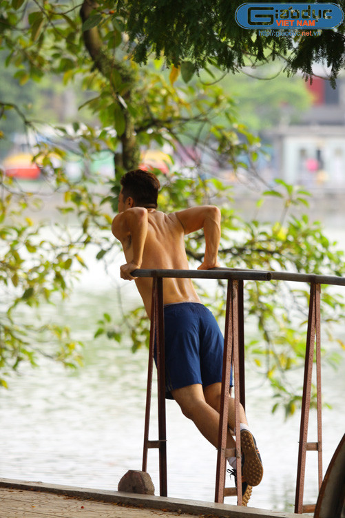 Quanh khu vực hồ Gươm vào các buổi sáng là nơi tập thể dục của mọi người từ già tới trẻ.