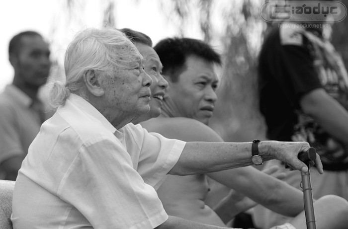 Ngắm hồ Gươm trong sáng sớm mùa thu.