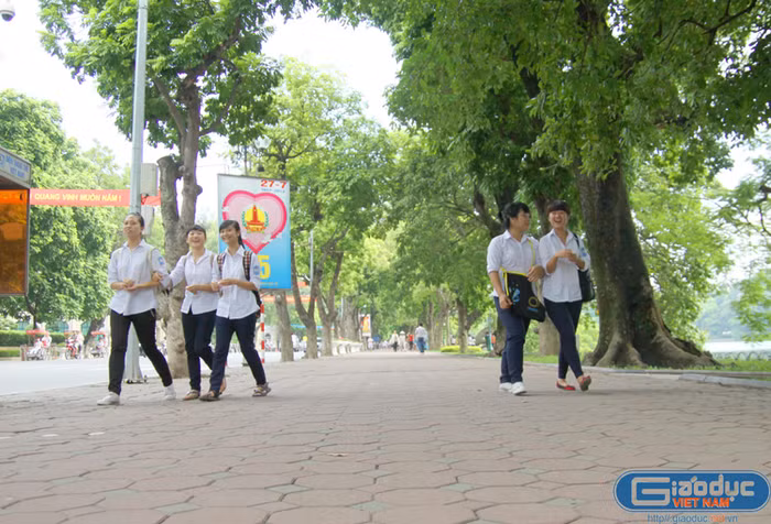 Tuổi học trò sẽ thật đáng nhớ với những buổi tan trường rảo bước ven hồ trong những ngày thu.