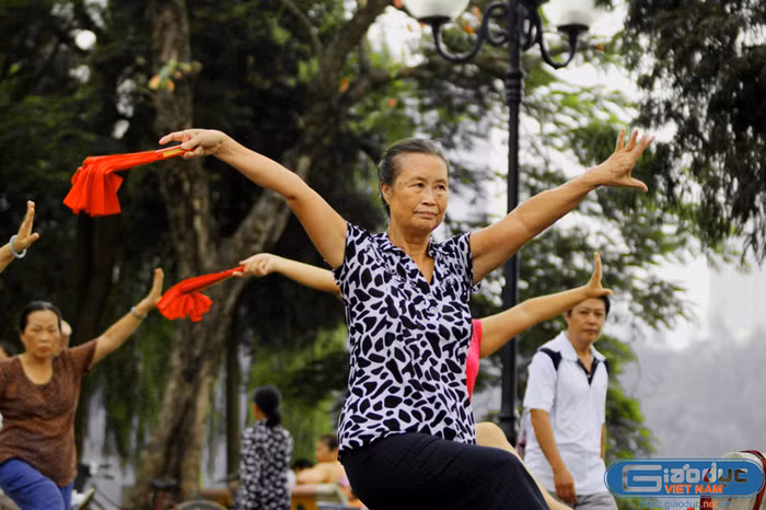 Các cụ bà tập dưỡng sinh buổi sớm hồ Gươm huyền ảo trong sương