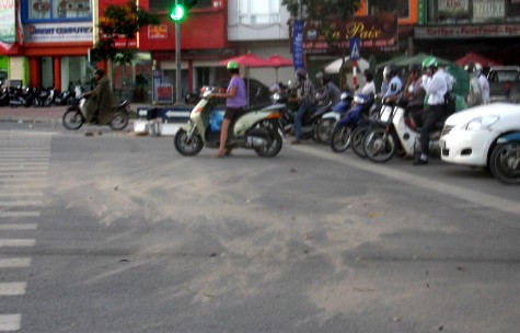 Cát bụi bay mịt mù khiến người đi đường phải hứng chịu những "trận bão cát". alt