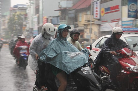 Chiều 23/6: Những hình ảnh bão cát, mây đen vần vũ trời Hà Nội ảnh 11 alt