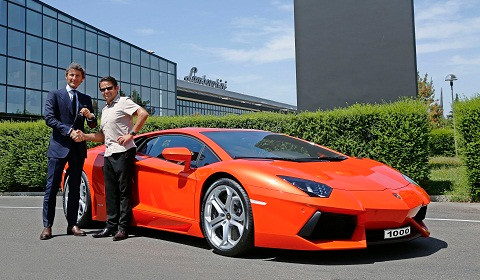 Giám đốc điều hành Lamborghini Stephan Winkelmann giao siêu xe Aventador LP700-4 cho Hans Scheidecker. Giám đốc điều hành Lamborghini Stephan Winkelmann giao siêu xe Aventador LP700-4 cho Hans Scheidecker.